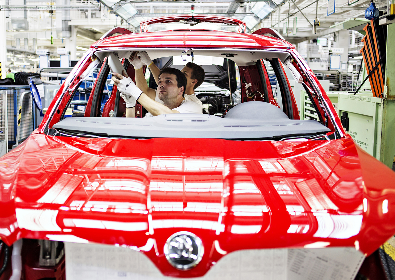 Новый сбор на машины. Шкода в Японии. Шкода Йети завод. Skoda Roomster на конвейере. Skoda people.