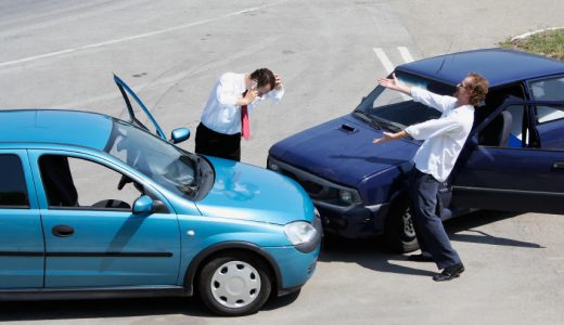 Traffic accident and to drivers fighting